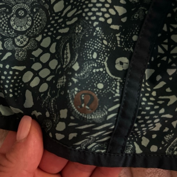 lululemon athletica Green Patterned Athletic Shorts Tracker Size 10 - Picture 5 of 7